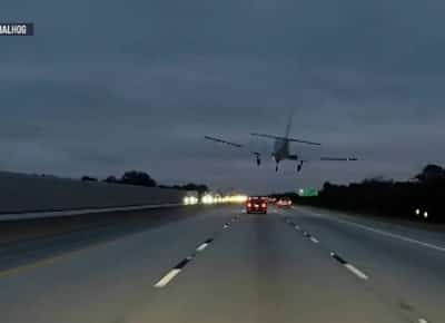 כמעט אסון בפלורידה: מטוס קל התרסק על מכונית בכביש המהיר 95 – והנהגת יצאה עם פציעות קלות בלבד