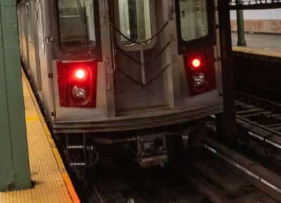 סליחה, מי נתן להם את המפתחות? בני נוער גונבים רכבות תחתיות בניו יורק — שוב ושוב