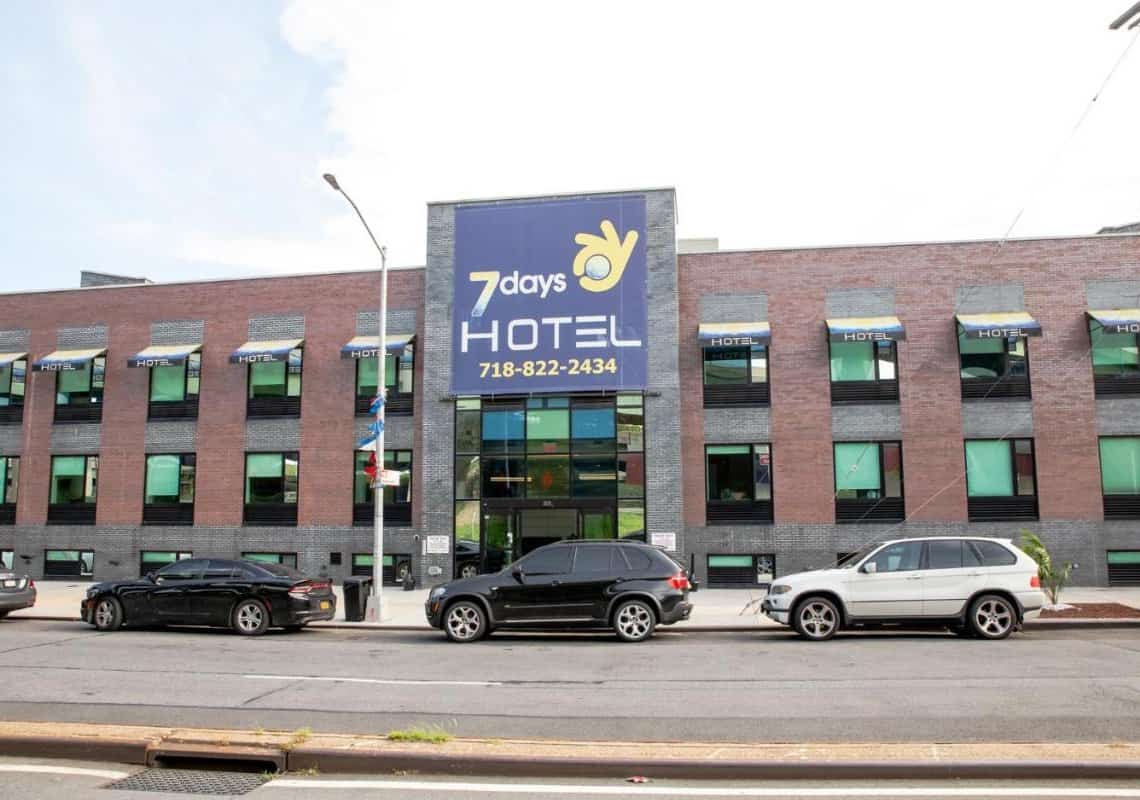 מזעזע: נחשפה רשת לסחר בקטינות שפעלה מתוך מבית מלון בניו יורק