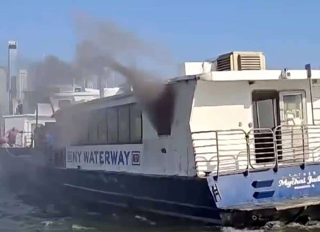 סרטון מראה 37 נוסעים מפונים ממעבורת בניו יורק בשל שריפה