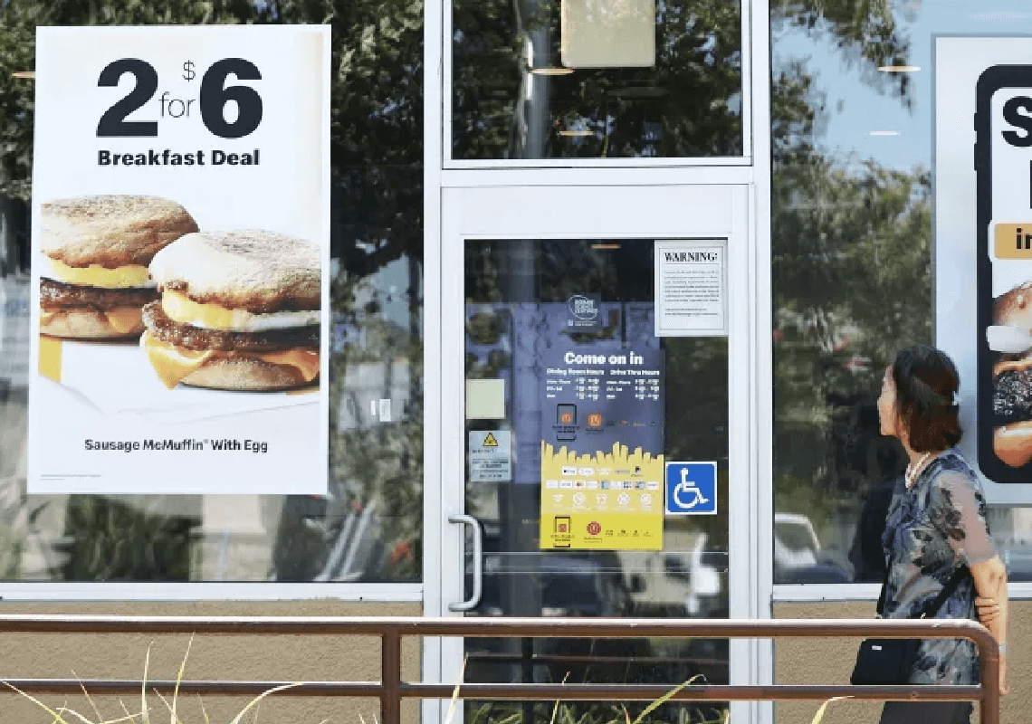 איך מחירי המזון המהיר בקליפורניה השתנו מאז העלאת שכר המינימום