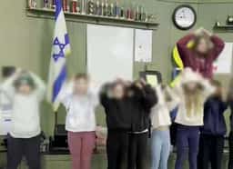 דגל ישראל מפריע לילדים? הורים דרשו להסיר אותו ממחנה יהודי - בית הספר סירב להתקפל