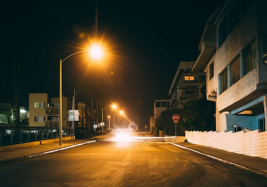 עקבו אחריהם עד לתחנת דלק: 3 גברים נשדדו באיומי אקדח בלב לוס אנג'לס