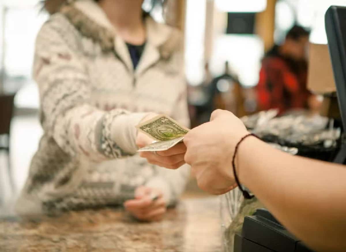 הפסקתי לקנות בשר. הפסקתי לצאת לאכול. עכשיו אני אוכל קערת שיבולת שועל ביום — וזה הכול