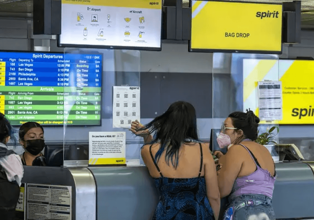 חברת תעופה אמריקאית מקשיחה את כללי הלבוש: קעקועים פוגעניים ובגדים חושפניים - אסורים