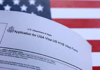 תחילתו של מאבק משפטי: תביעה פדרלית נגד הצו של טראמפ המטיל אגרה של מאה אלף דולר על ויזות עבודה