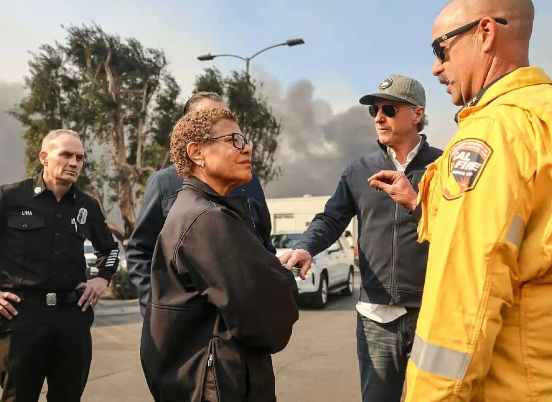 "הבטחה שהופרה באופן דרמטי": ראש עיריית לוס אנג'לס בסערה פוליטית בעקבות שהייתה באפריקה בזמן השריפות