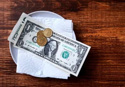 טראמפ ביטל את המס על טיפים, אבל קליפורניה לא משתפת פעולה - והמלצרים זועמים