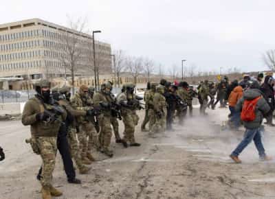 השואה נכנסת לוויכוח האמריקאי: דמוקרטים מכנים את אכיפת ההגירה “הגסטפו של טראמפ” - והקהילה היהודית נקרעת מבפנים 