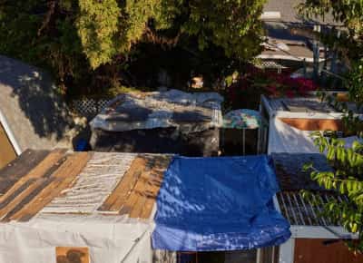 שבע מאות וחמישים  דולר לחודש בעמק סן פרננדו: החיים ביחידת אחסון בלי מים וחשמל בלב משבר הדיור של לוס אנג'לס