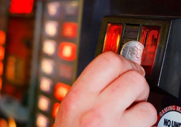המגפה גרמה למחסור עצום במטבעות, בתי הקזינו מחפשים אחר פתרונות יצירתיים
