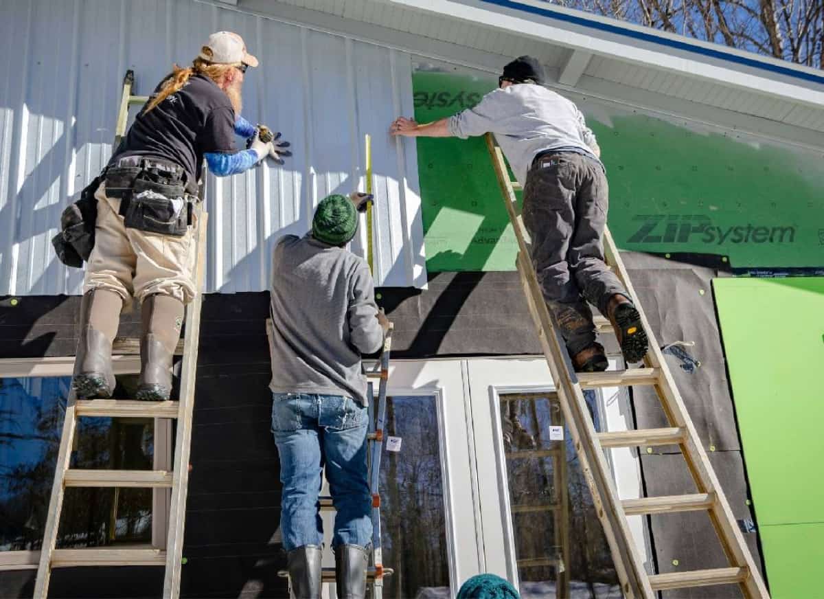 בין הפטיש לסדן: קבלני הבנייה הקטנים של אמריקה נלחמים על ההישרדות — והקונגרס מתעורר