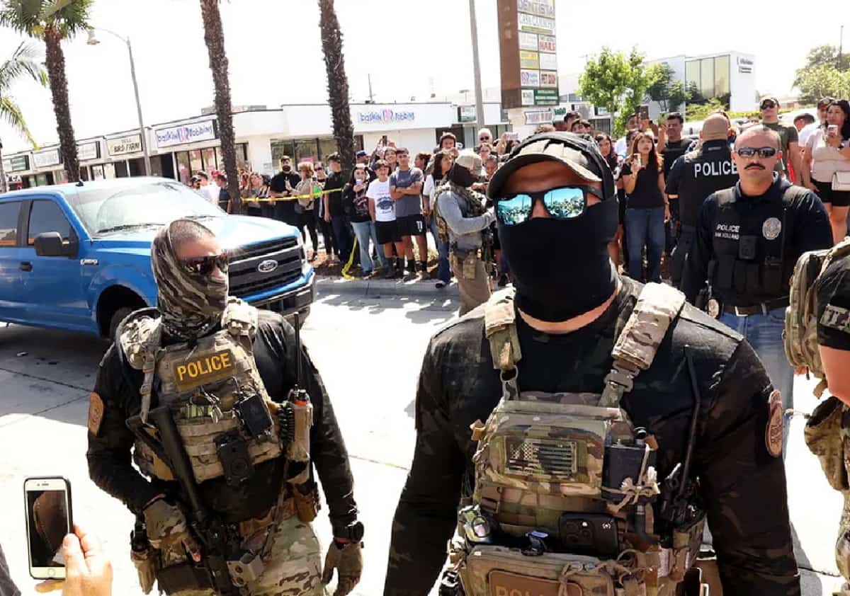 קליפורניה ממשיכה להתנגח ברשות ההגירה: יוזמה חדשה תעניש את מי שמשרת בסוכנות ICE 