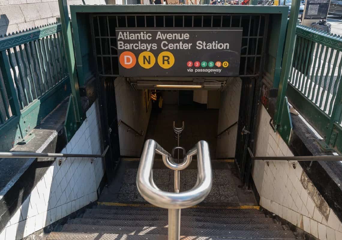 אימה ברכבת התחתית בניו יורק: בן 75 הותקף באלימות קשה