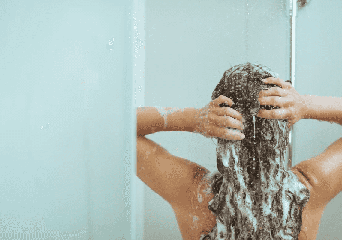 כמה פעמים בשבוע צריך לחפוף את השיער? המומחים עונים