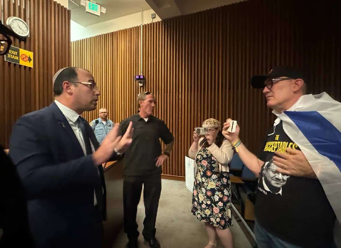 שמחה רוטמן נס מהבמה בברקלי לאחר שהארוע פוצץ על ידי מפגינים