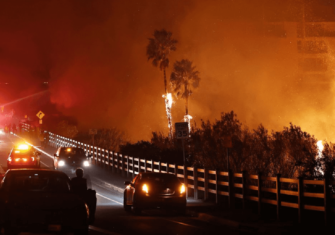 השריפה במאליבו: כ-20,000 פונו בעוד שהכבאים טרם השיגו כל שליטה על האש