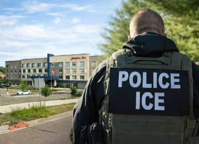 הילטון מנתקת קשרים עם מלון במיניאפוליס לאחר שסירב לארח סוכני הגירה: עימות חזיתי בין תאגיד גלובלי לממשל טראמפ