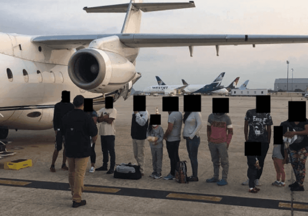 תכסיס של דה-סנטיס? מטוס מהגרים נוסף נחת בבירת קליפורניה