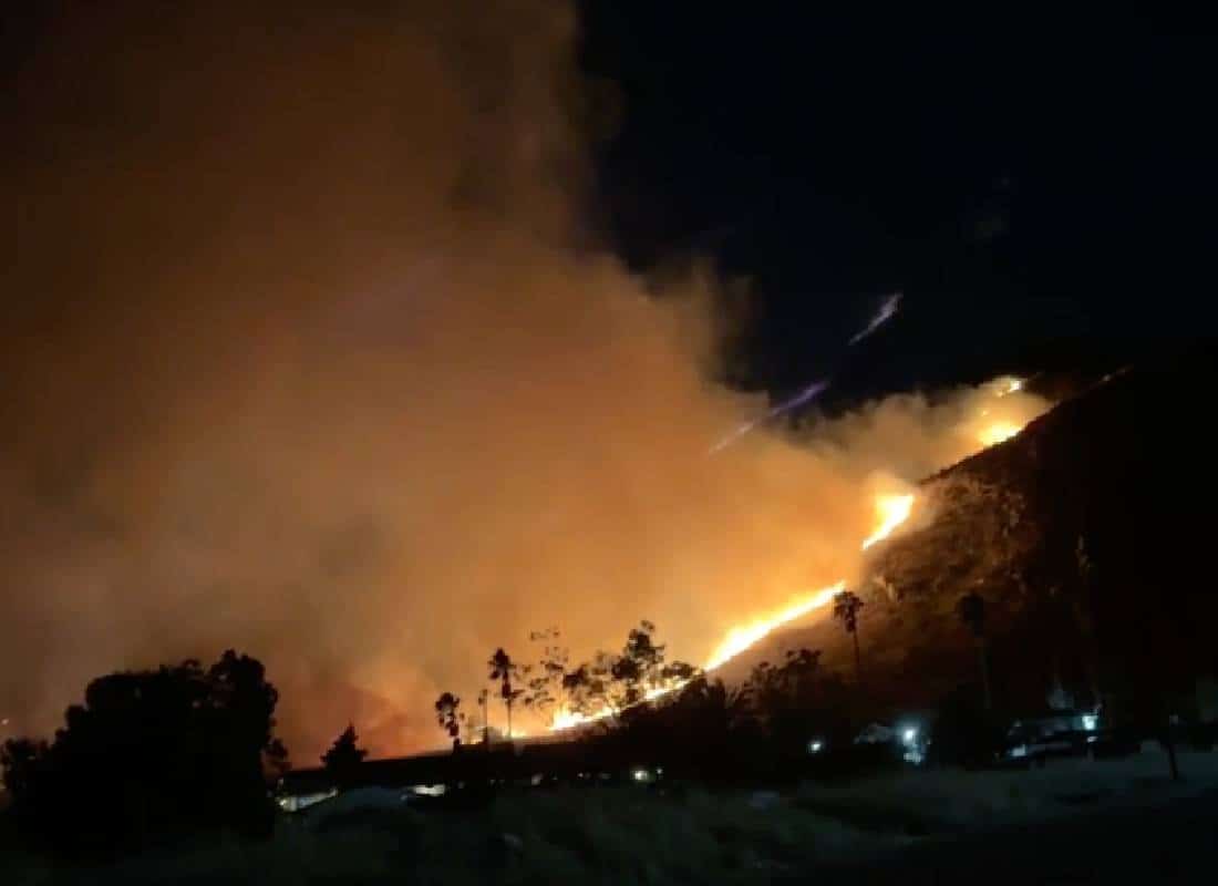 שריפת קניון קרסט: להבות מאיימות על בתים בדרום קליפורניה