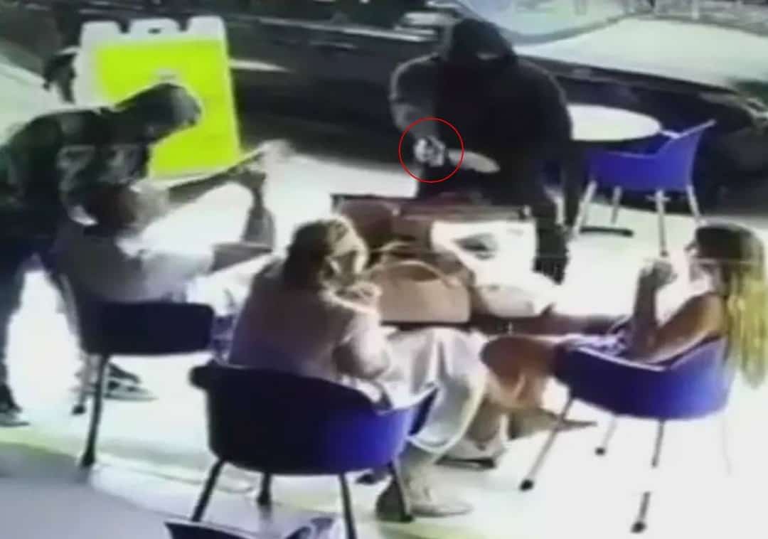 לעיני המצלמות: שתי נשים וגבר נשדדו באיומי אקדח בשד' מלרוז