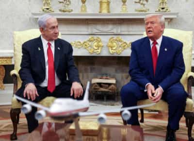 מאחורי הקלעים: כיצד טראמפ עבר מהתנגדות לתמיכה בתקיפה הישראלית באיראן
