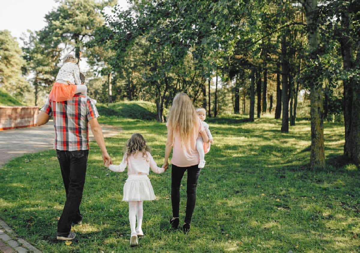 קליפורניה בצמרת היקרה: כמה באמת עולה לגדל ילד במדינה?