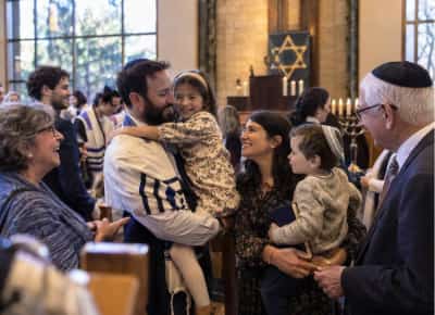 שלוש שנים אחרי 7 באוקטובר: יהודי ארה״ב לא מתרחקים — הם מתחברים יותר ליהדות