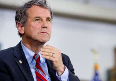 מועמד דמוקרטי מציג תדמית עממית - בזמן שכוכבי הוליווד מממנים את דרכו חזרה לפוליטיקה