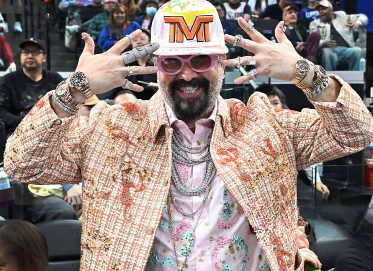 שוקי דיאמונדס הוא לא רק תכשיטן, לא רק איש עסקים, ולא רק מוזיקאי, הוא תופעה, ילד רחוב שהפך למיליונר, יזם שהפך למותג, ואדם שחי את החיים בלי בלמים ⋅ בין 