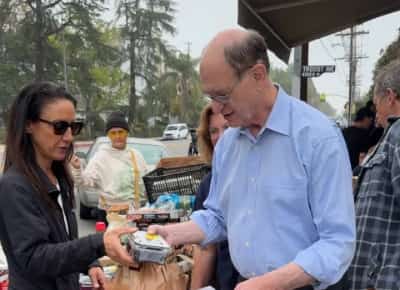 לוס אנג'לס: ילדים רעבים בסן פרננדו וואלי - משפחות בצפון הוליווד בתורים לבנקי המזון