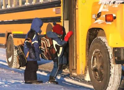 הילדים קופאים בדרך הביתה: ניו יורק, מישיגן ומינסוטה נאבקות בכשלי אוטובוסים חשמליים בבתי ספר