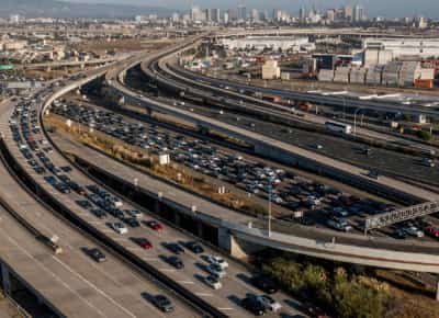 טראמפ תובע את קליפורניה בדיוק כשהדלק מתייקר: המלחמה באיראן הפכה את הקרב על תקני הפליטה לקרב פוליטי בוער