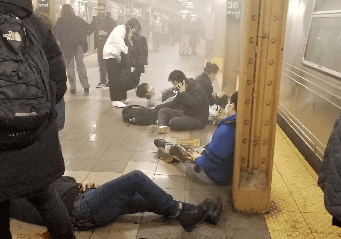 אירוע ירי ברכבת תחתית בברוקלין: לפחות 13 פצועים, מצוד אחר היורה
