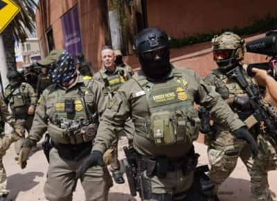 קו קשוח מבפנים, הסלמה ברחוב: טלטלה בסוכנות ההגירה האמריקאית וגל איומים קטלני על אנשיה