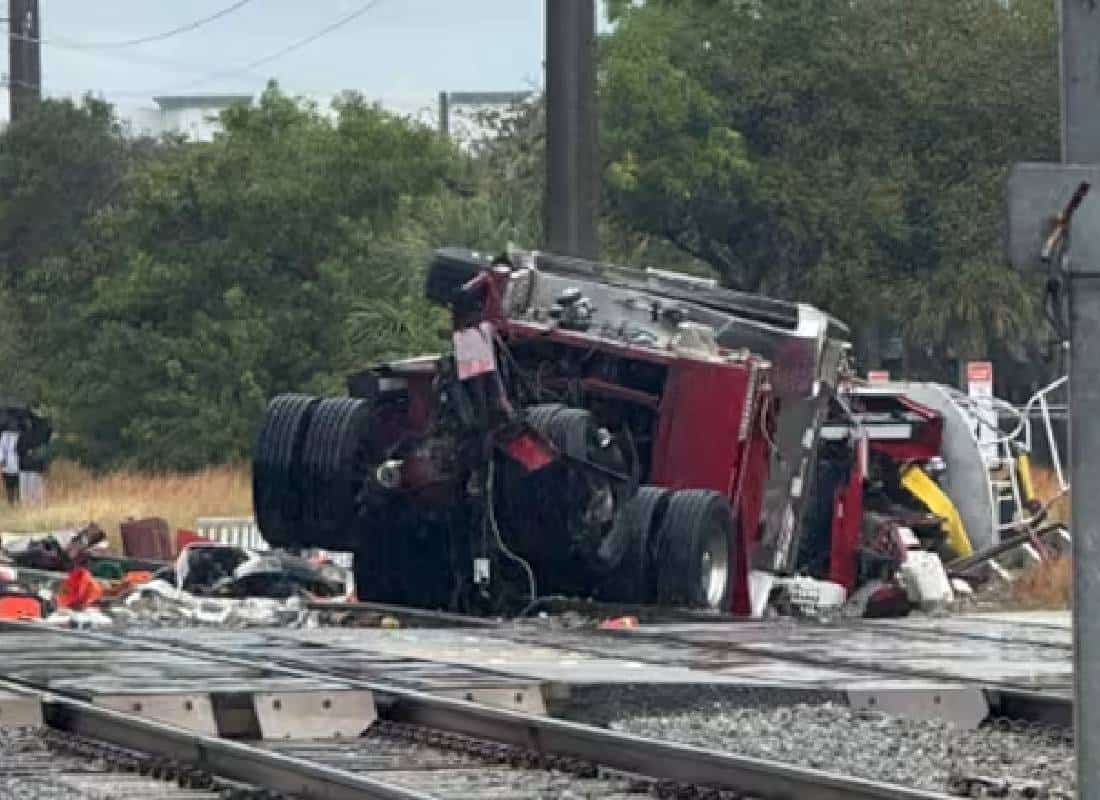 רגעי אימה במפגש רכבת בפלורידה: משאית כיבוי אש נמחצה על ידי רכבת נוסעים