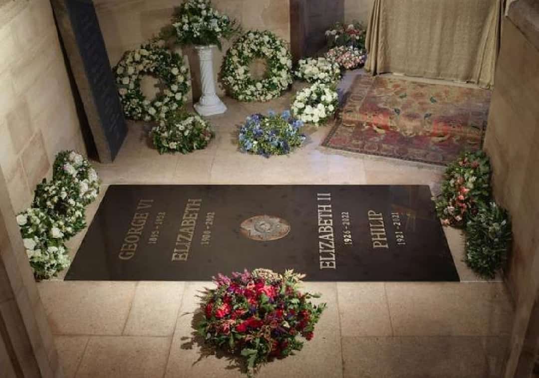 שבועיים לאחר מותה: ארמון בקינגהאם חושף את קברה של המלכה אליזבת'