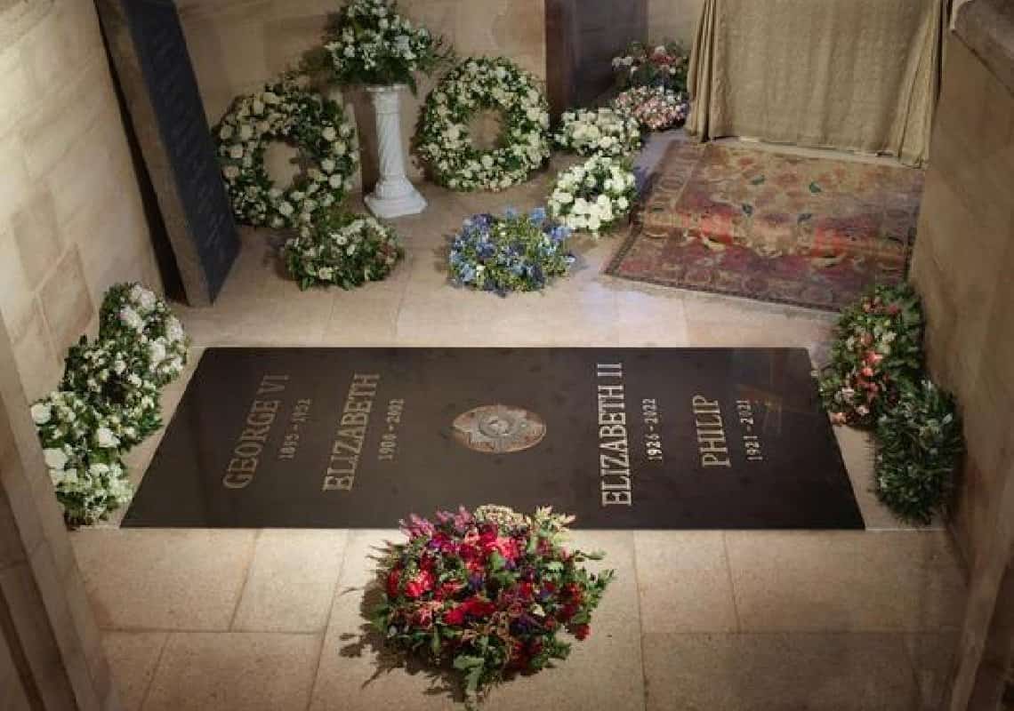 שבועיים לאחר מותה: ארמון בקינגהאם חושף את קברה של המלכה אליזבת'