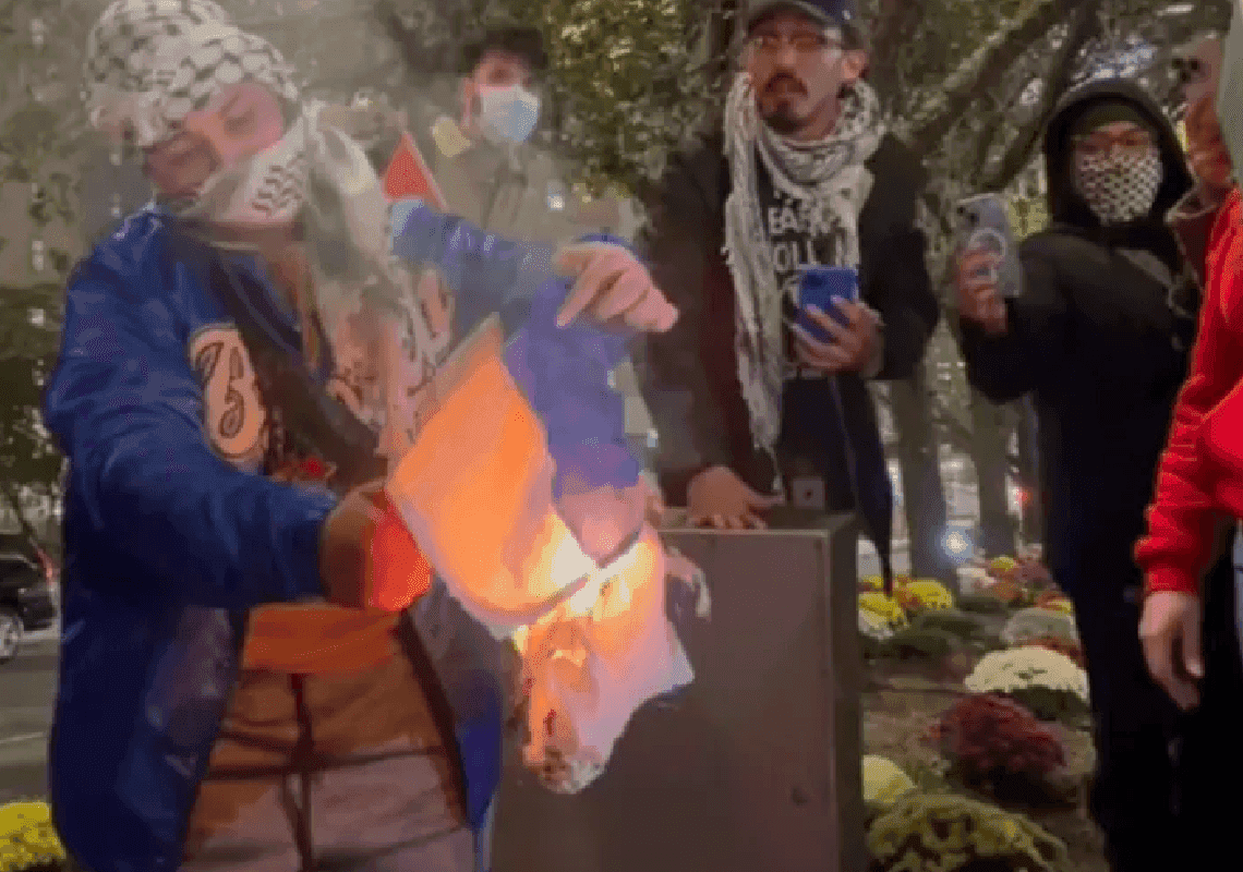 שרפו דגל ישראל והסירו את דגלי ארה"ב: הפגנות פרו פלסטיניות ברחבי ניו יורק