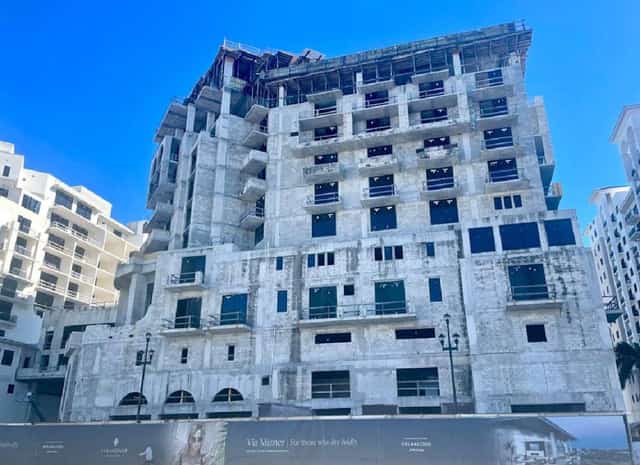 פלורידה: מאות מליוני דולר, עשרות מליונים לקבלנים ומגדל יוקרה אחד שלא נגמר - הקרב שמטלטל את בוקה רטון