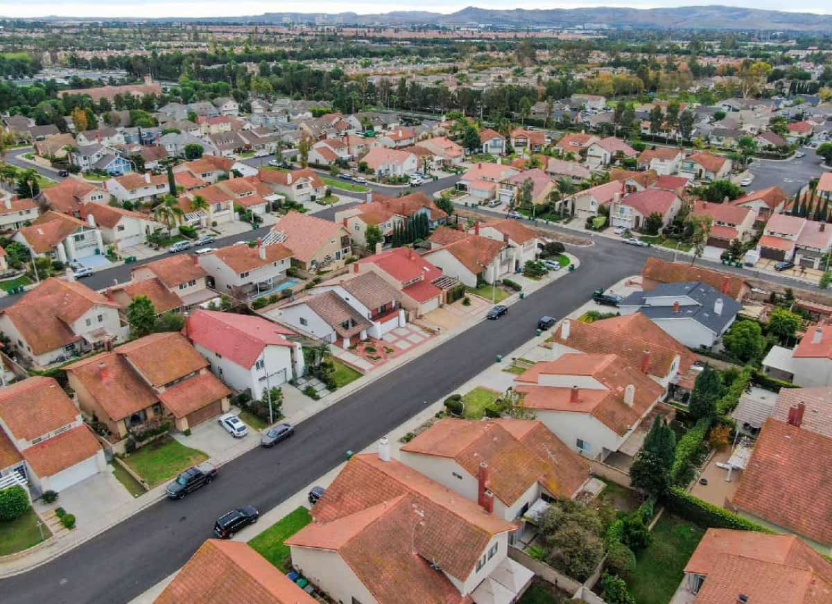 ניוסום שולף סכינים: 15 ערים בקליפורניה קיבלו אולטימטום — בנו דיור בר-השגה או פנו לעורכי דין