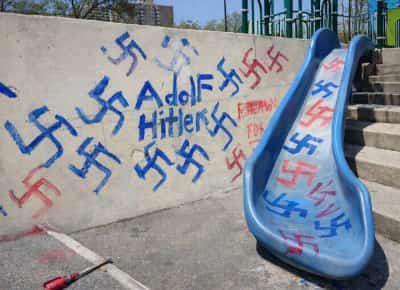 ניו יורק: 57 צלבי קרס במגרש משחקים בברוקלין - זיכרון השואה חוזר אל לב השכונה