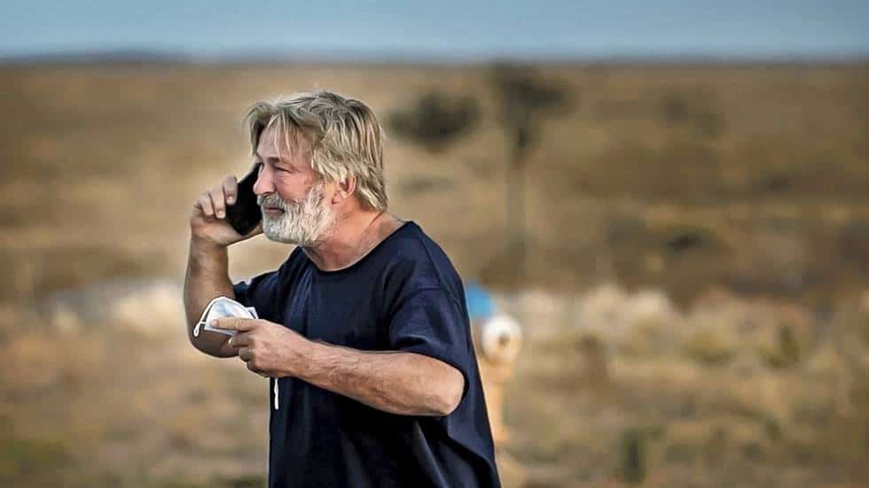 משחק בנשק קטלני: "חלק מהצוות ירה באקדחים בשביל הכיף באימוני ירי לפני שנהרגה הצלמת"