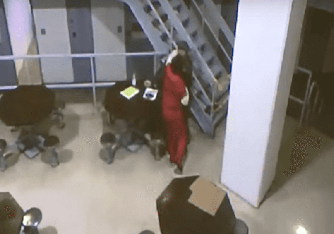 מסתובב במעגלים דקות ארוכות – ותוקף: סרטון חדש מראה את הרוצח הנתעב מתיכון דאגלס תוקף סוהר