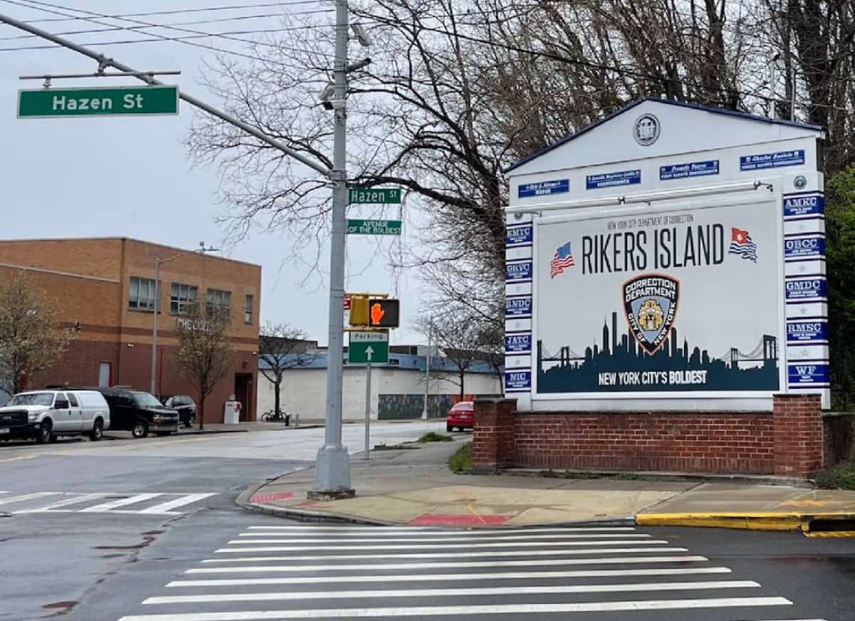 כמו היהודים במצרים: ראש עיריית ניו יורק כתב מכתב לפסח לאסירי ריקרס איילנד היהודים והסתבך שוב