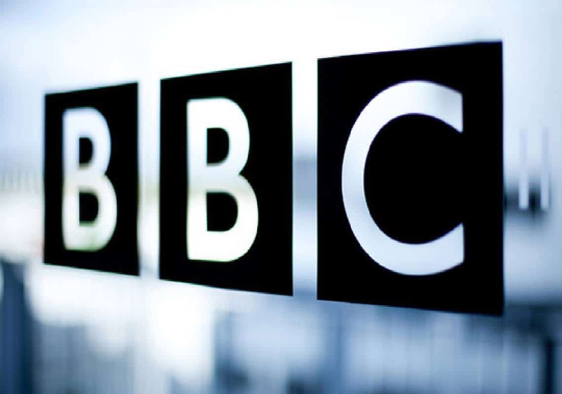 שערורייה בבריטניה - ה-BBC מציג בניגוד לחוק: "משרת התמחות יוקרתית לבעלי עור כהה בלבד"