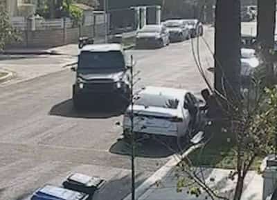 לוס אנג'לס: כשילדיה זעקו "הצילו" - היא תקפה. אם משרמן אוקס הסתערה ברכבה על רכב החשודים שניסו לפרוץ לביתה