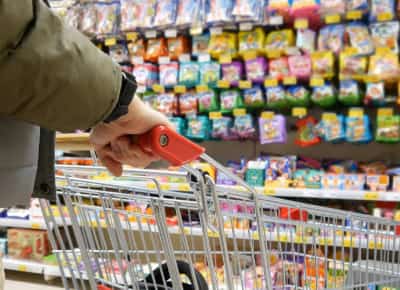 הם מוכרים לכם פחות, גובים יותר — וסומכים על כך שלא תשימו לב