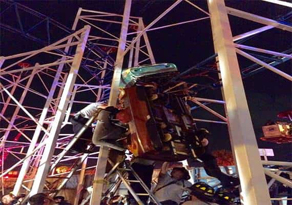 אימה בפלורידה: רכבת הרים התנתקה מהמסילה, נוסעים נפלו אל הקרקע