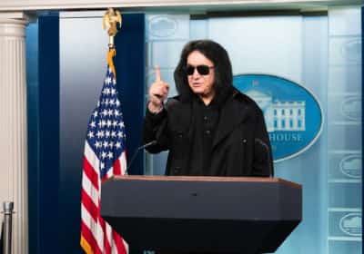 הישראלי-אמריקאי שהפך לאגדת רוק מתייצב לצד מדיניות ההגירה של טראמפ: "יש חוקים, וצריך לכבד אותם"